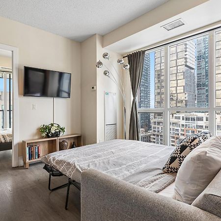 3 Bedroom Beside Cn Tower With Parking Downtown Toronto Extérieur photo