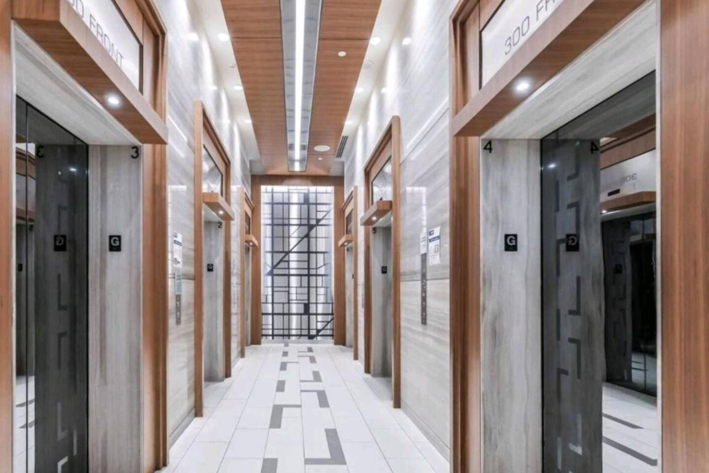 3 Bedroom Beside Cn Tower With Parking Downtown Toronto Extérieur photo