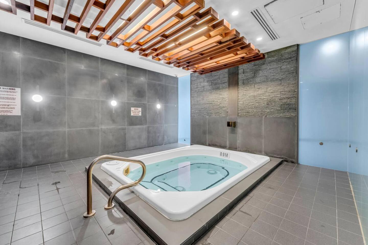 3 Bedroom Beside Cn Tower With Parking Downtown Toronto Extérieur photo