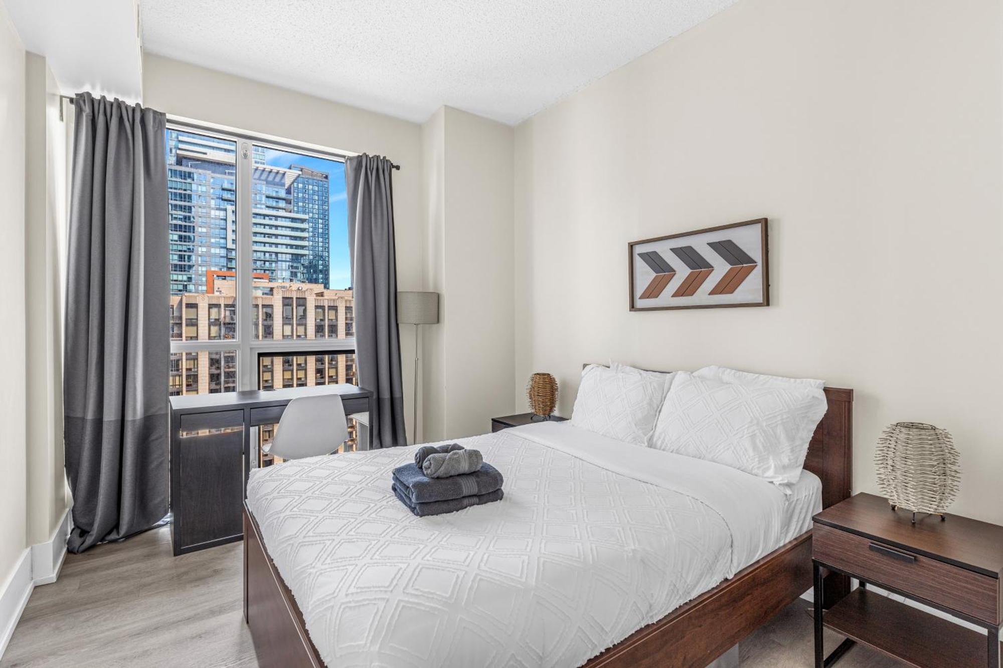 3 Bedroom Beside Cn Tower With Parking Downtown Toronto Extérieur photo