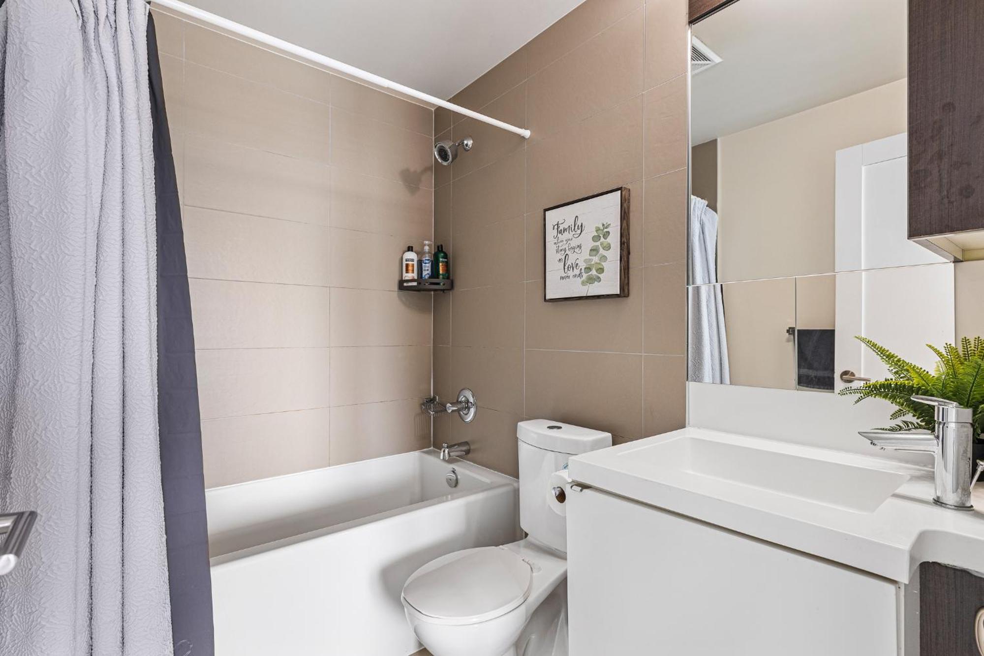 3 Bedroom Beside Cn Tower With Parking Downtown Toronto Extérieur photo