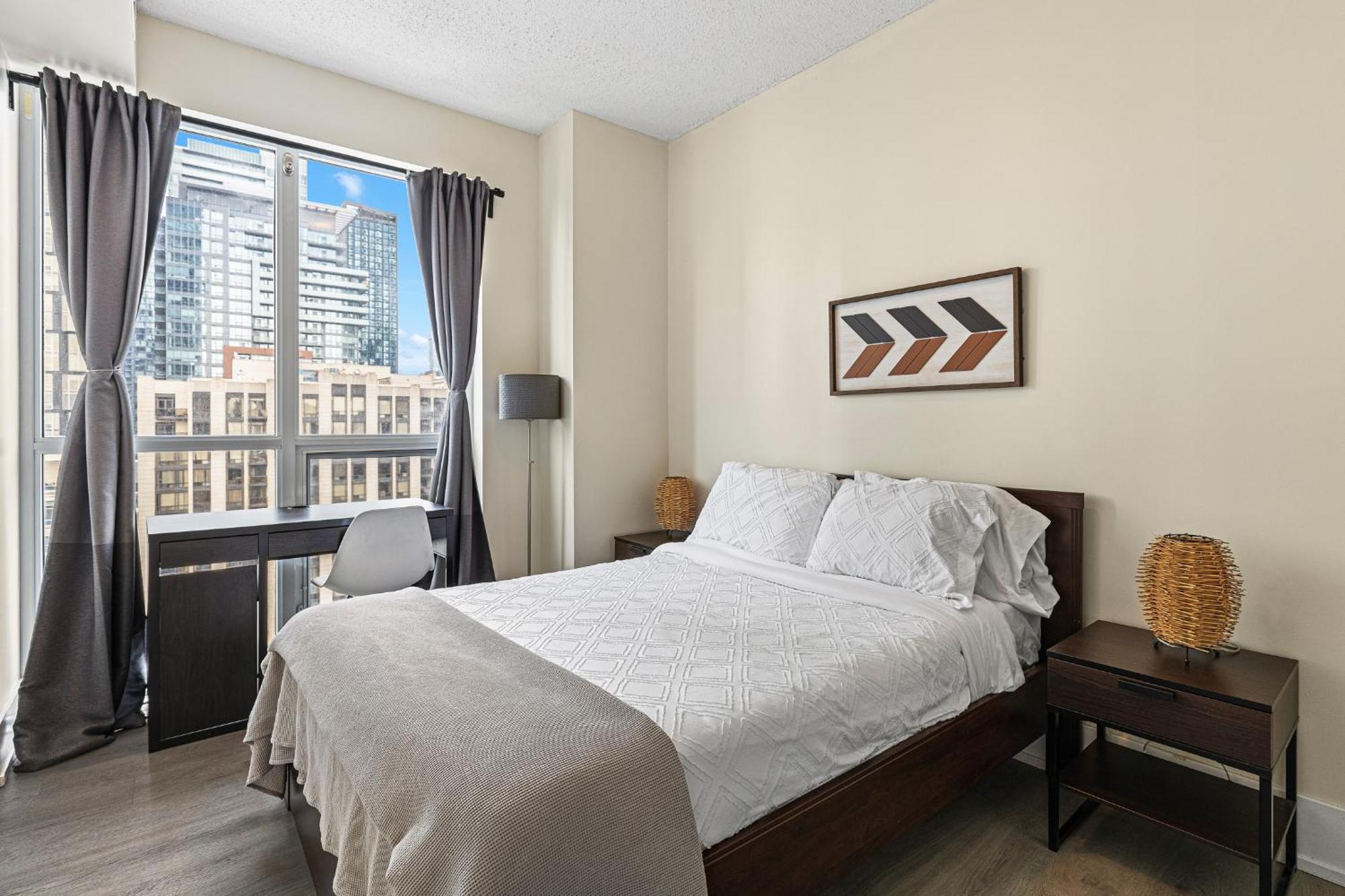 3 Bedroom Beside Cn Tower With Parking Downtown Toronto Extérieur photo
