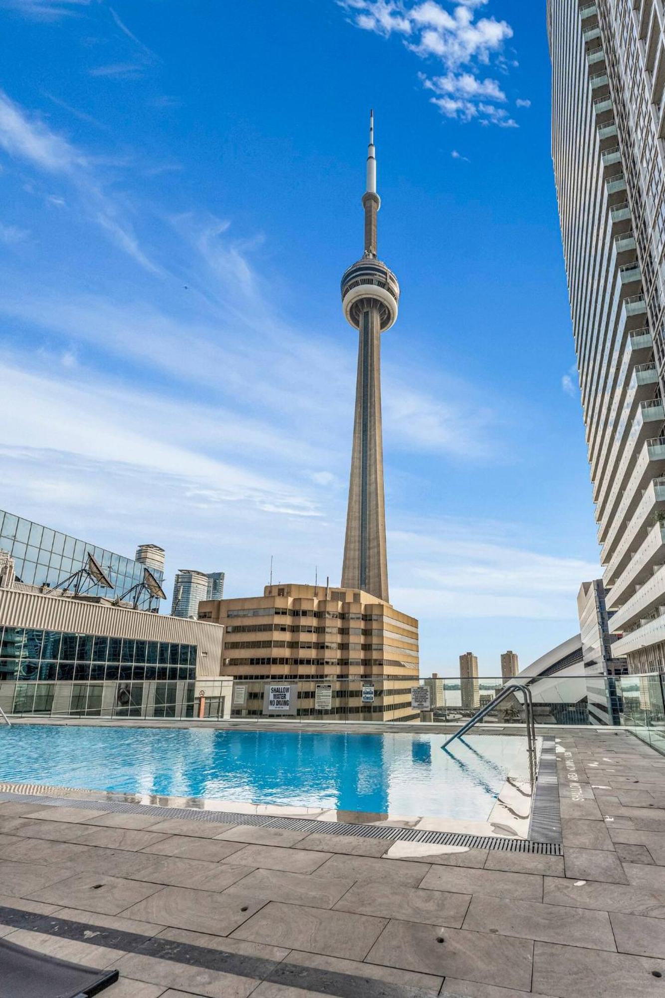 3 Bedroom Beside Cn Tower With Parking Downtown Toronto Extérieur photo